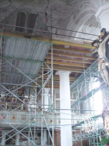 Bauarbeiten in der Kirche, Gerüst
