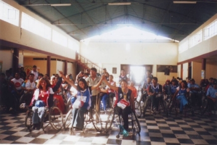 Marleni mit Basketball-Mannschaft in Peru