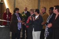 Inge Leising bekommt Blumen