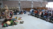 Kinder feiern Erntedank