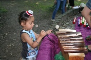 Kinder spielen Instrumente