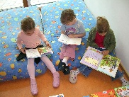 Lesende Kinder