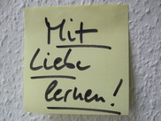 Post it mit Text: mit Liebe lernen