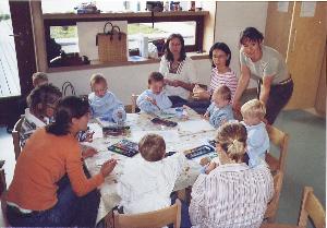 Mutter-Kind-Gruppe im Pfarrheim beim Basteln
