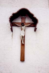 SD Kreuz an Kirchenmauer