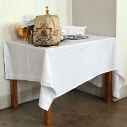 Gabentisch hinter dem Altar
