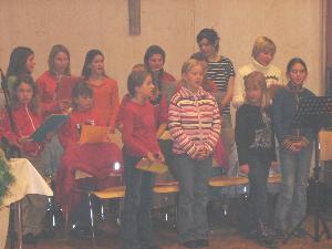 Die Marienkäferl bei der Adventsmessse am 26.11.2005 im Pfarrheim