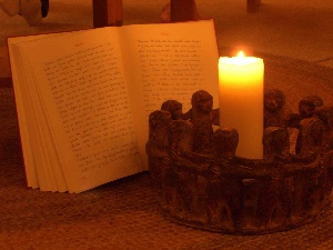 Kerzen mit Bibel