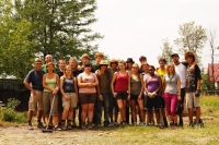 Gruppenfoto der Pollinger Rover im neu kultivierten Garten von Pater Berno Rupp in Temesvar