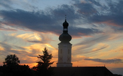 Kirche in der Dämmerung