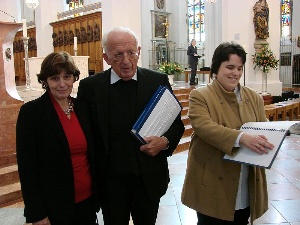 Weihbischof Engelbert Siebler hält einen Domführer unter dem Arm, rechts von ihm steht Frau Rosa Weiß-Gschwendner, links Frau Annette Pavkovic. Sie hat das Buch aufgeschlagen.