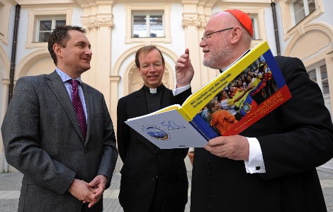 Übergabe Buch zum Jubiläum