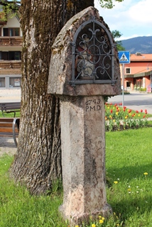 Kreuz Peststein Dorf