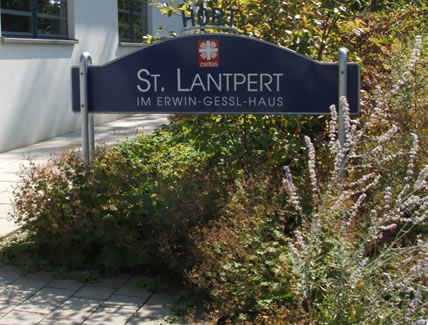 der eingang vom Hort, mit Schild