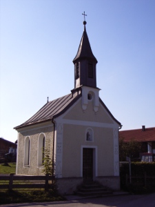 Kapelle von außen in der Dämmerung