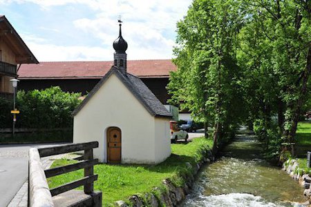 Kapelle von außen mit Bach