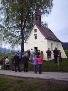 Menschen beim Bittamt vor Kapelle