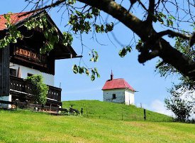 Kapelle mit Bauernhof
