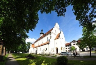 Kirche von außen über Hauptschiff gesehen