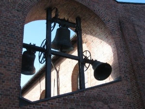 läutende Kirchenglocken in St. Laurentius
