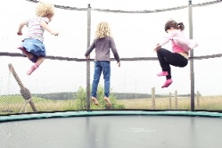 Kinder springen im Trampolin