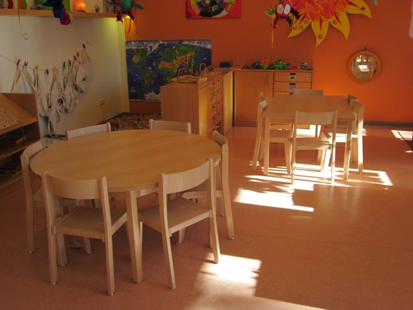 Neue Tische und Stühle im Gruppenzimmer