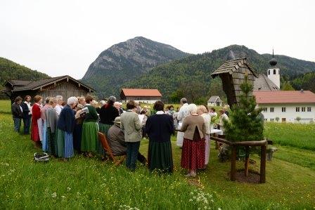 Gläubige am Bichlerkreuz