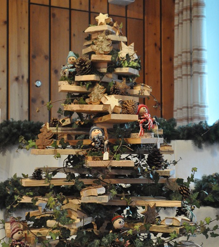 Holzchristbaum