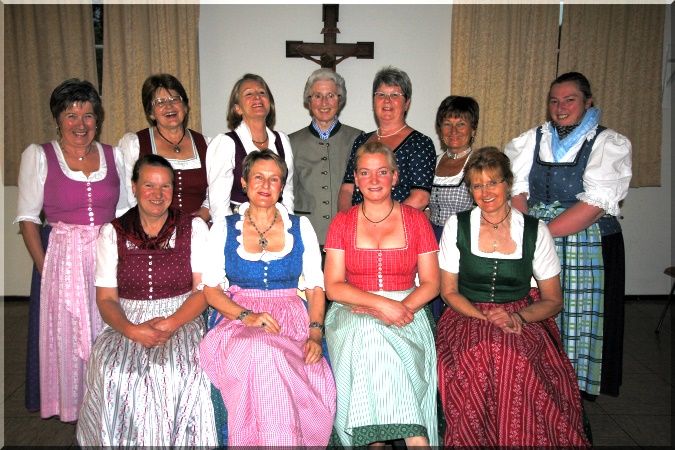 4Frauenbund Gruppe vor Kreuz normal