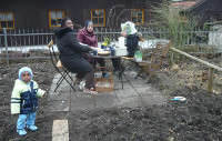 Flüchtlinge bei einer Pause im Garten