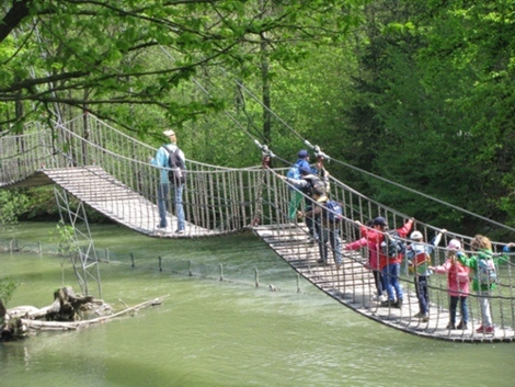 Kinder auf Hängebrücke