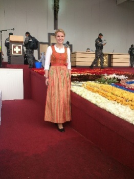 Caroline_Auer_vor_dem_Altar_Papstbesuch_2015
