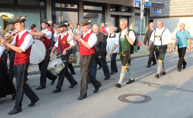 IMG_2644-mit der Musikkapelle zum Marktplatz