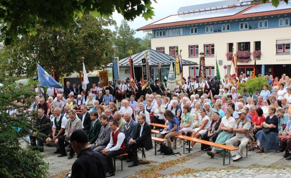 IMG_2658- viele Fahenabordnungen