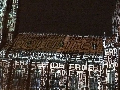 Himmel und Erde berühren sich. <br/>Lichtinstallation