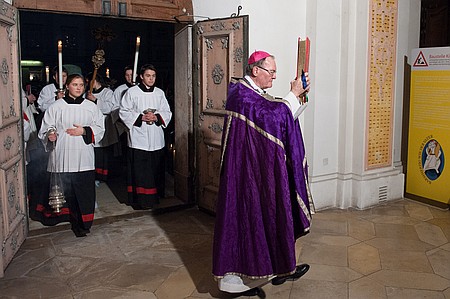 Weihbischof Bernhard Haßlberger schreitet durch die Heilige Pforte der Klosterkirche Fürstenfeld.