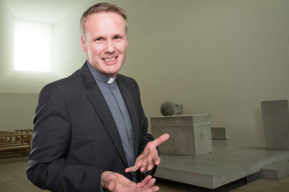 Priester Portrait Kachel