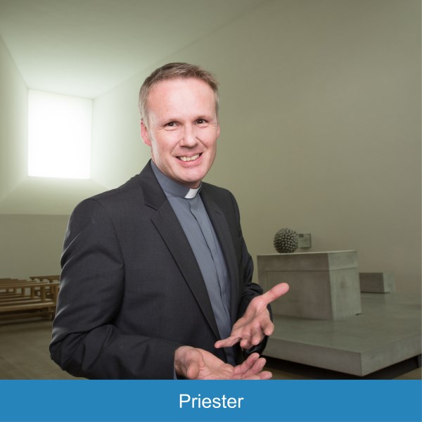 Quadrat Priester beschriftet