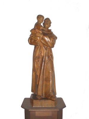Skulptur Hl. Antonius von Padua, der als Helfer der Armen und Fürsprecher in aller Not verehrt wird. Er steht auf dem Opferstock für das "Antoniusbrot", also für Hilfe in Not.