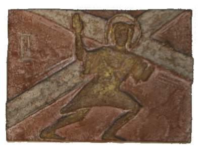 Kreuzwegstationstafel (Roter Steinguss, teilvergoldet) 2: Jesus nimmt das Kreuz auf seine Schultern.