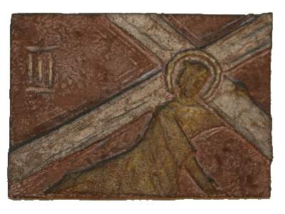 Kreuzwegstationstafel (Roter Steinguss, teilvergoldet) 3: Jesus fällt zum ersten Mal unter dem Kreuz.