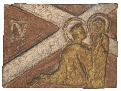 Kreuzwegstationstafel (Roter Steinguss, teilvergoldet) 4: Jesus begegnet seiner Mutter.