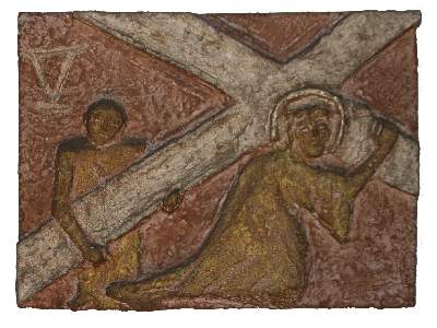 Kreuzwegstationstafel (Roter Steinguss, teilvergoldet) 5: Simon von Cyrene hilft Jesus das Kreuz tragen.