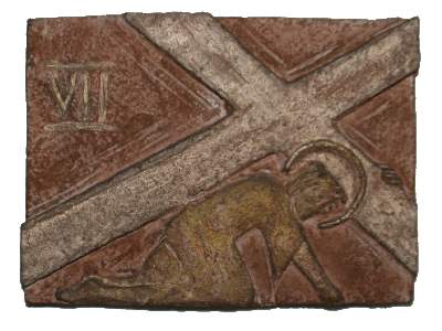 Kreuzwegstationstafel (Roter Steinguss, teilvergoldet) 7: Jesus fällt zum zweiten Mal unter dem Kreuz.
