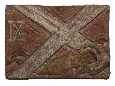 Kreuzwegstationstafel (Roter Steinguss, teilvergoldet) 9: Jesus fällt zum dritten Mal unter dem Kreuz.