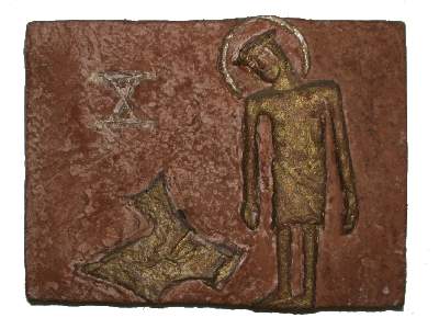 Kreuzwegstationstafel (Roter Steinguss, teilvergoldet) 10: Jesus wird seiner Kleider beraubt.