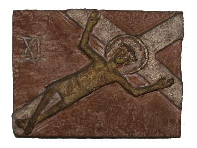 Kreuzwegstationstafel (Roter Steinguss, teilvergoldet) 11: Jesus wird ans Kreuz genagelt.