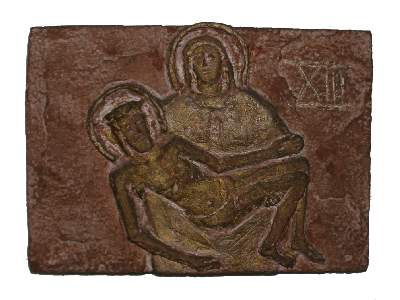 Kreuzwegstationstafel (Roter Steinguss, teilvergoldet) 13: Jesus wird vom Kreuz genommen und in den Schoß seiner Mutter gelegt.
