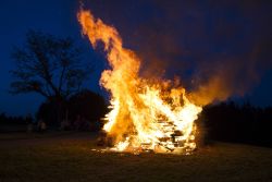 Großes Feuer auf Feld