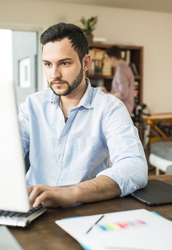 junger Mann Homeoffice